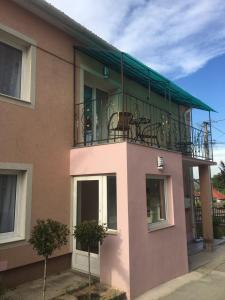 różowy dom z balkonem w obiekcie Villa Angel'OK w Hévízie