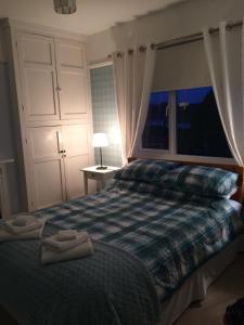 ein Schlafzimmer mit einem Bett mit zwei Handtüchern darauf in der Unterkunft Rhuddlan House in Rhuddlan