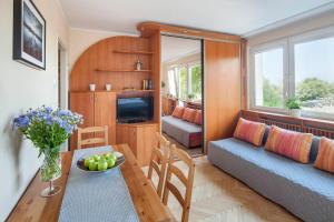 uma sala de estar com um sofá e uma mesa em Sleepy3city with Sea View em Gdynia