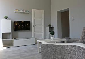 A television and/or entertainment centre at CentRoom Apartman