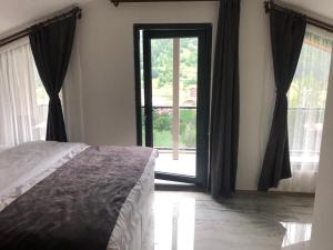 Un pat sau paturi într-o cameră la Horio Villa