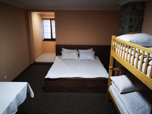 切尔诺夫策RGK Baron Gartenberg的一间卧室，有两张床和一张双层床 更多91张照片