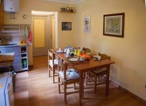 Kuchyň nebo kuchyňský kout v ubytování LOU LOOP B&B