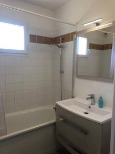 ein Badezimmer mit Waschbecken, Dusche und Spiegel in der Unterkunft Appartement T2 cabine dans résidence avec piscine proche Honfleur - Deauville - Pont L'evêque in Équemauville + 18 Fotos