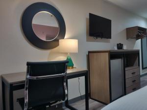 TV a/nebo společenská místnost v ubytování Arya Inn and Suites