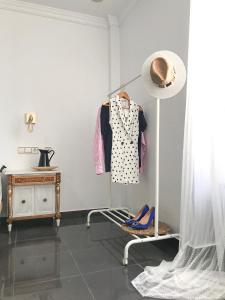 een kamer met een lamp, een stoel en een dressoir bij ROOMQUEO-Only Adults in Barbate