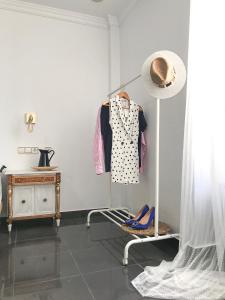 Habitación con lámpara, silla y cómoda en ROOMQUEO-Only Adults en Barbate