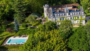 an aerial view of a mansion with a swimming pool at Château de Lalande - Teritoria - Périgueux in Annesse-et-Beaulieu