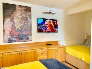 ストゥルニャンにあるVilla Yadrankaのベッド2台、壁掛けテレビが備わる客室です。