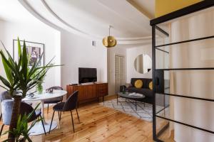 Telewizja i/lub zestaw kina domowego w obiekcie House Apartments Centrum Poznań