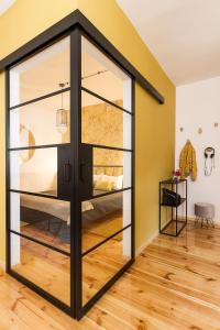 Łóżko lub łóżka w pokoju w obiekcie House Apartments Centrum Poznań