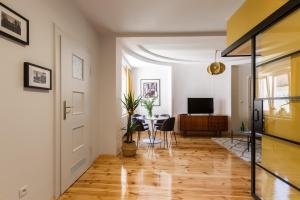 Telewizja i/lub zestaw kina domowego w obiekcie House Apartments Centrum Poznań