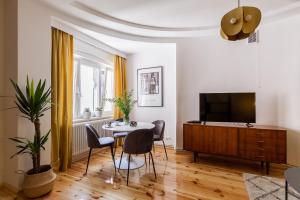 Telewizja i/lub zestaw kina domowego w obiekcie House Apartments Centrum Poznań