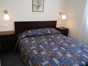 une chambre avec un lit et deux tables de nuit et des lumières dans l'établissement Above the Sea Apartments, à Skala Marion