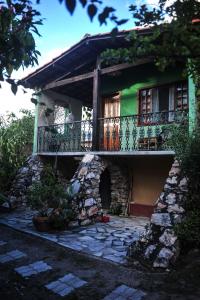 een huis met een balkon aan de zijkant bij Pousada Manacás in Cavalcante