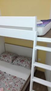 ein weißes Etagenbett in einem Zimmer mit einer Matratze in der Unterkunft Apartment Lana in Izola