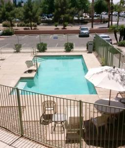 Bazén v ubytování InTown Suites Extended Stay Phoenix AZ - Gilbert nebo v jeho okolí