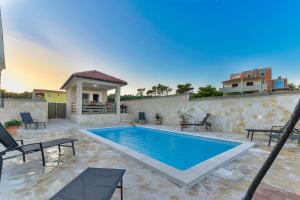 Bazén v ubytovaní Crowonder Villa Smile with Swimming Pool and Stone Backyard alebo v jeho blízkosti