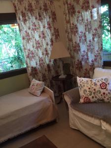 卡瓦拉的住宿－Victoria’s，卧室配有床、椅子和窗户。