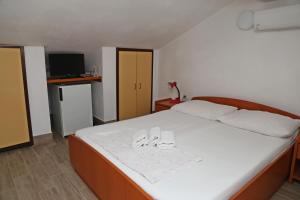Ένα ή περισσότερα κρεβάτια σε δωμάτιο στο Apartments Katica