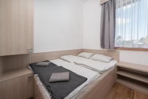Postel nebo postele na pokoji v ubytování Nowe Apartamenty Puck