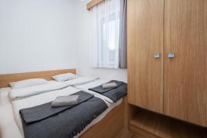Postel nebo postele na pokoji v ubytování Nowe Apartamenty Puck