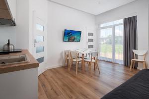 Kuchyň nebo kuchyňský kout v ubytování Nowe Apartamenty Puck