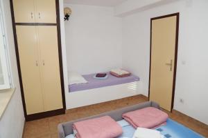 Un pat sau paturi într-o cameră la Apartments Katica