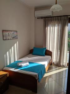 Un dormitorio con una cama con una almohada azul. en Apartments Irene in Sykia, en Sikia