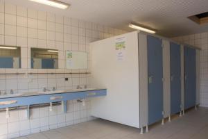 Η κουζίνα ή μικρή κουζίνα στο Camping des Rochers des Parcs