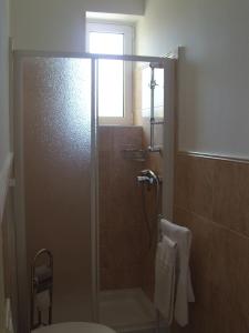 ein Bad mit einer Dusche und einer Glastür in der Unterkunft Don Nicola Residence in Salve