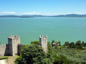 een uitzicht op het kasteel en het water bij Hotel Duca Della Corgna in Castiglione del Lago