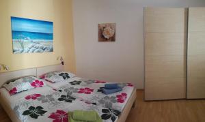科佩爾的住宿－Apartment Možina，卧室配有一张床,墙上挂有绘画作品
