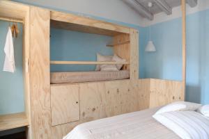 a bedroom with a wooden wall with a bunk bed at A Casa Di Mìnola in Roe