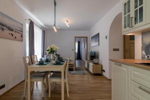 Kuchyňa alebo kuchynka v ubytovaní Praia Apartments - 200m do Plaży Orłowo - Parking - Apartament Laguna