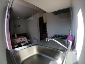 A kitchen or kitchenette at MOBILE HOUSE KD