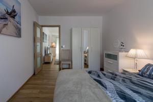 En eller flere senge i et værelse på Praia Apartments - 200m do Plaży Orłowo - Apartament Laguna
