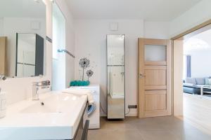 Kúpeľňa v ubytovaní Praia Apartments - 200m do Plaży Orłowo - Parking - Apartament Laguna