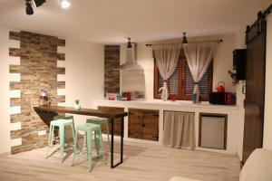 cocina con mesa y sillas en una habitación en Apartamentos Casa do Bouza Vello, en Sober