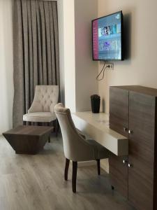 Televízia a/alebo spoločenská miestnosť v ubytovaní Hotel Dardani