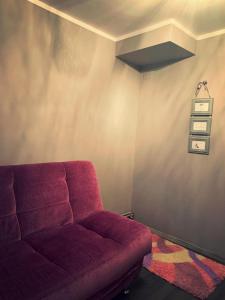 un divano rosso in soggiorno di Lux Apartament a Zalău