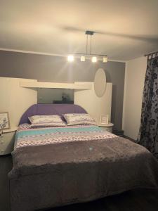 um quarto com uma cama grande num quarto em Lux Apartament em Zalău
