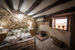 Un dormitorio con una cama con un cisne. en Casa Rural "El Olivo", en Estercuel