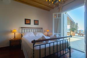 A bed or beds in a room at Villa Crystal Agios Sostis