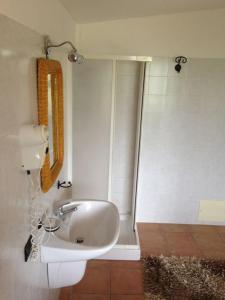 y baño con lavabo y espejo. en La Dimora di Federico, en Gravina in Puglia