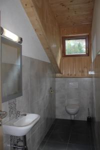 ein Bad mit einem Waschbecken und einem WC in der Unterkunft Café Landerl in Matrei in Osttirol