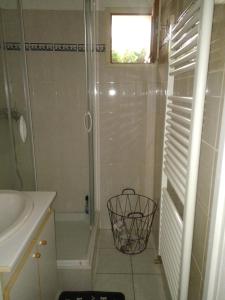 a bathroom with a shower and a sink at Pause à Beaucaire avec garage à vélo ou moto in Beaucaire +11 photos