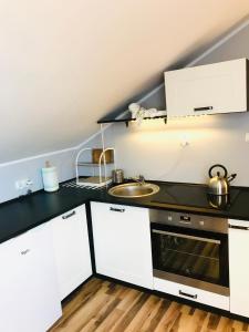 Kuchyňa alebo kuchynka v ubytovaní Karwia Pokoje & Apartamenty