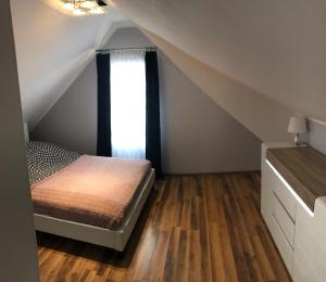 Posteľ alebo postele v izbe v ubytovaní Karwia Pokoje & Apartamenty