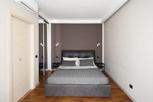 - une chambre avec un grand lit dans l'établissement Co&Mo bilocale adiacente Duomo, à Milan